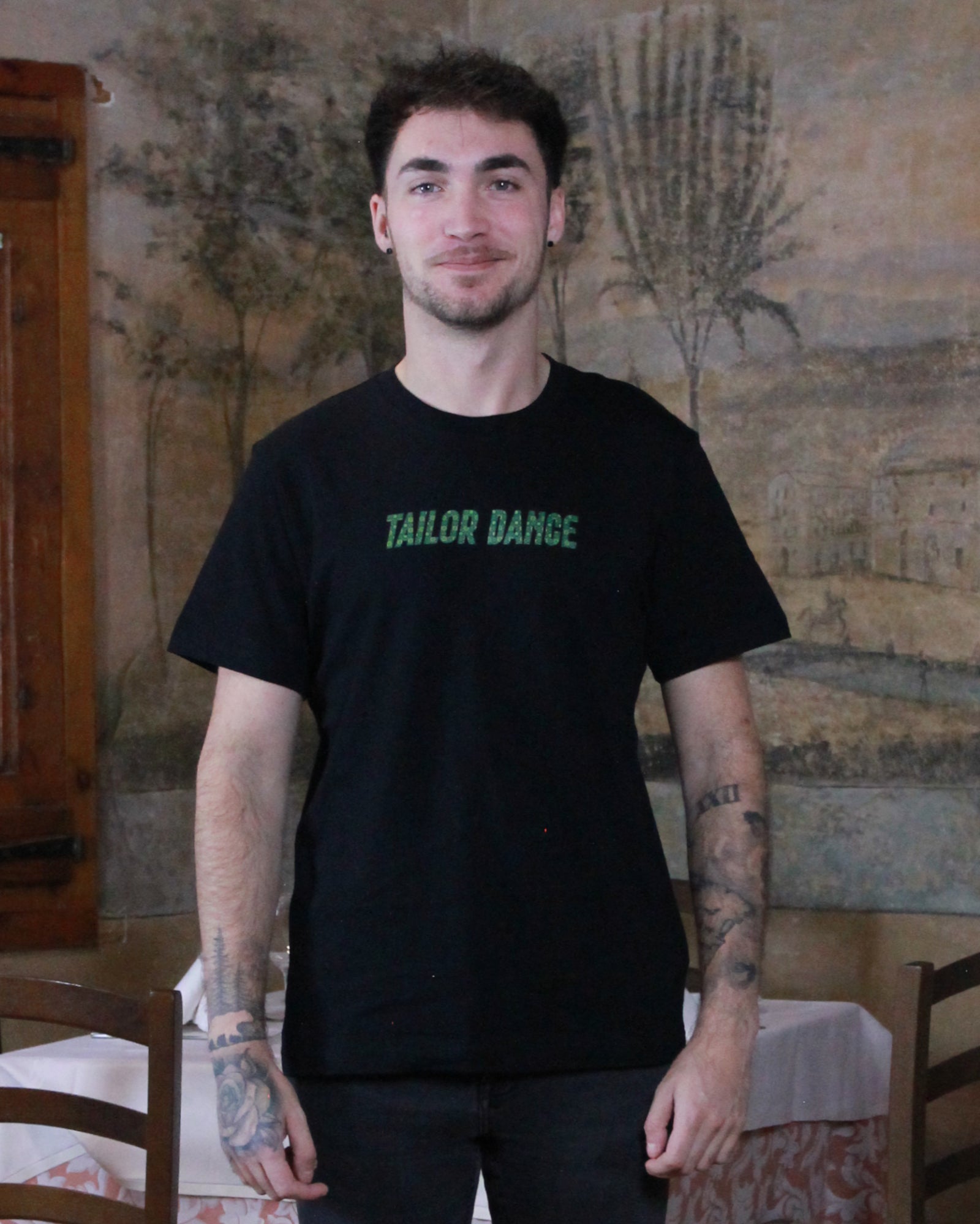 Camiseta Hombre Negra Estampado Frontal - Tailor Dance