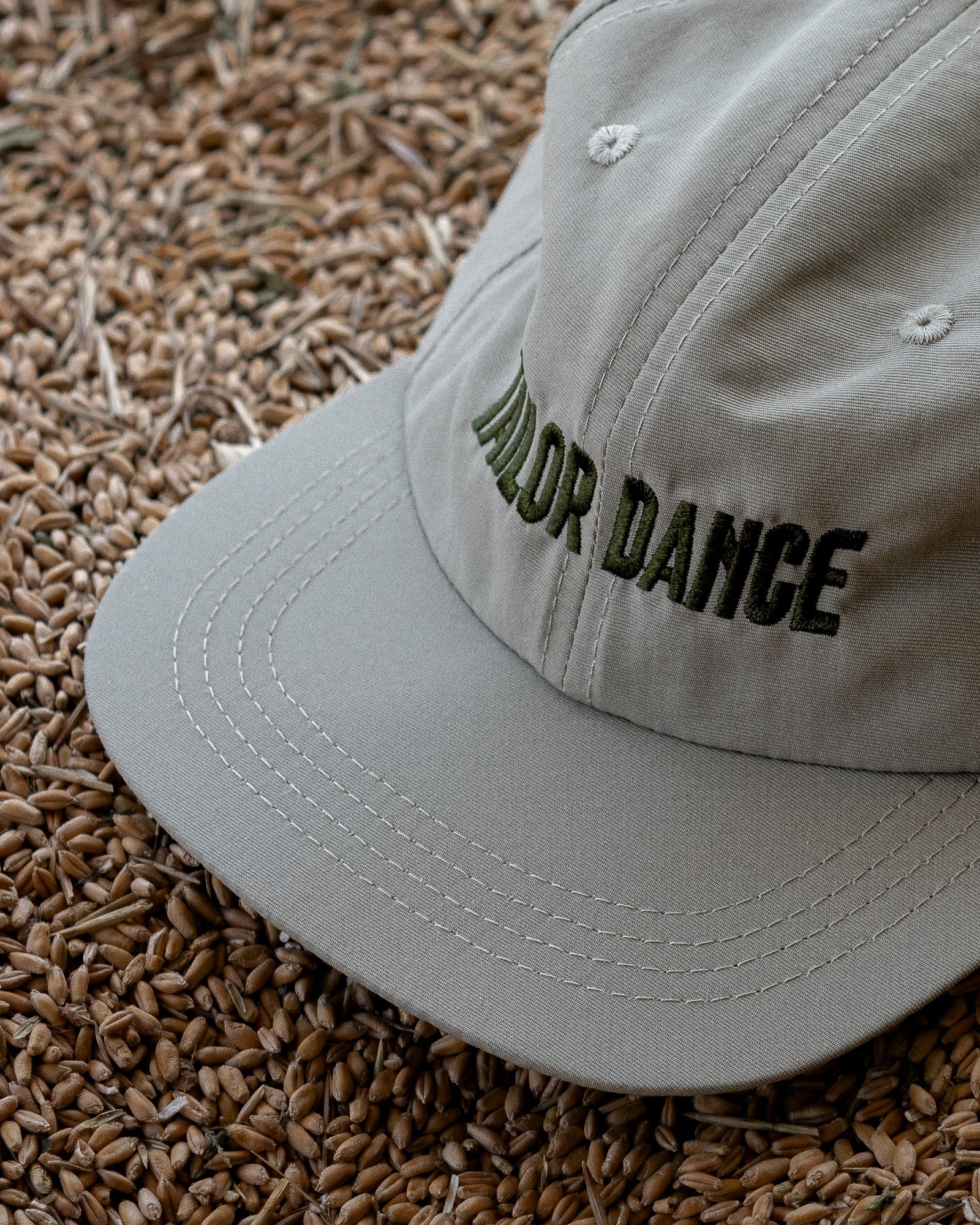 Gorra plana 6 paneles Pastel Crema - Tailor Dance